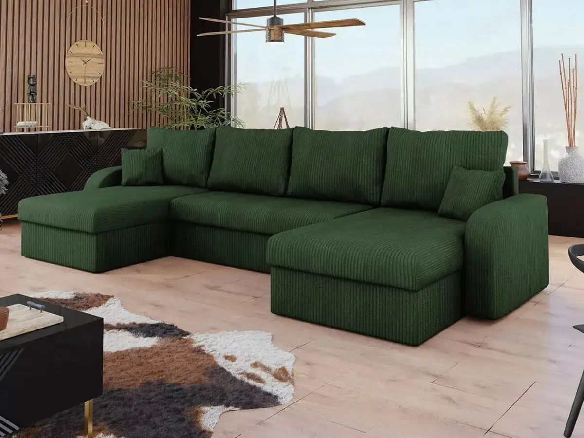 Divano verde bosco, un'oasi di relax. Abbinamenti perfetti con il tappeto effetto pelle e il tavolino nero.