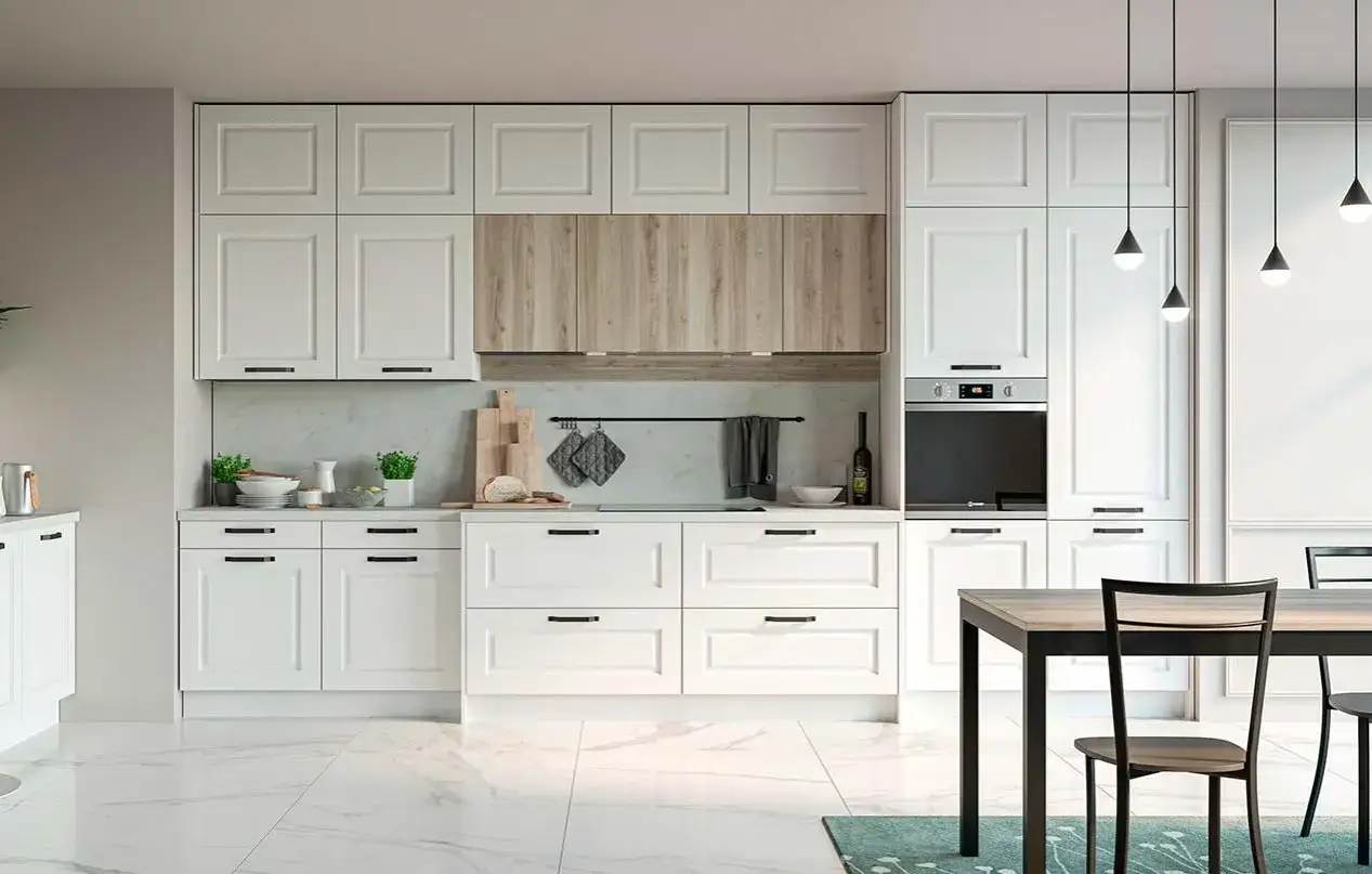 Cucina bianca e legno naturale, con pensili e basi in stile classico, piano di lavoro in marmo e un tavolo da pranzo in primo piano.