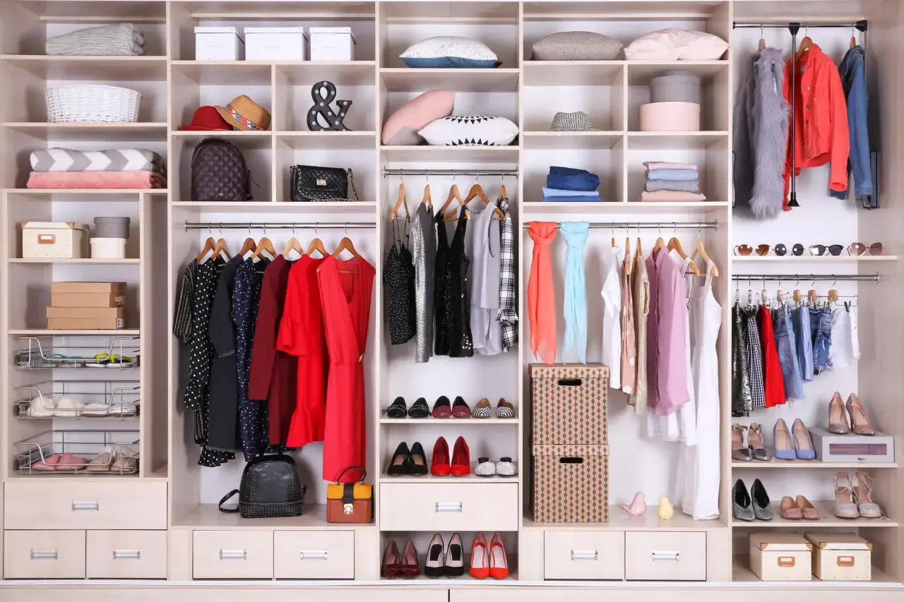 Organizzazione armadio: abiti, scarpe, borse e accessori ordinati per un look impeccabile.