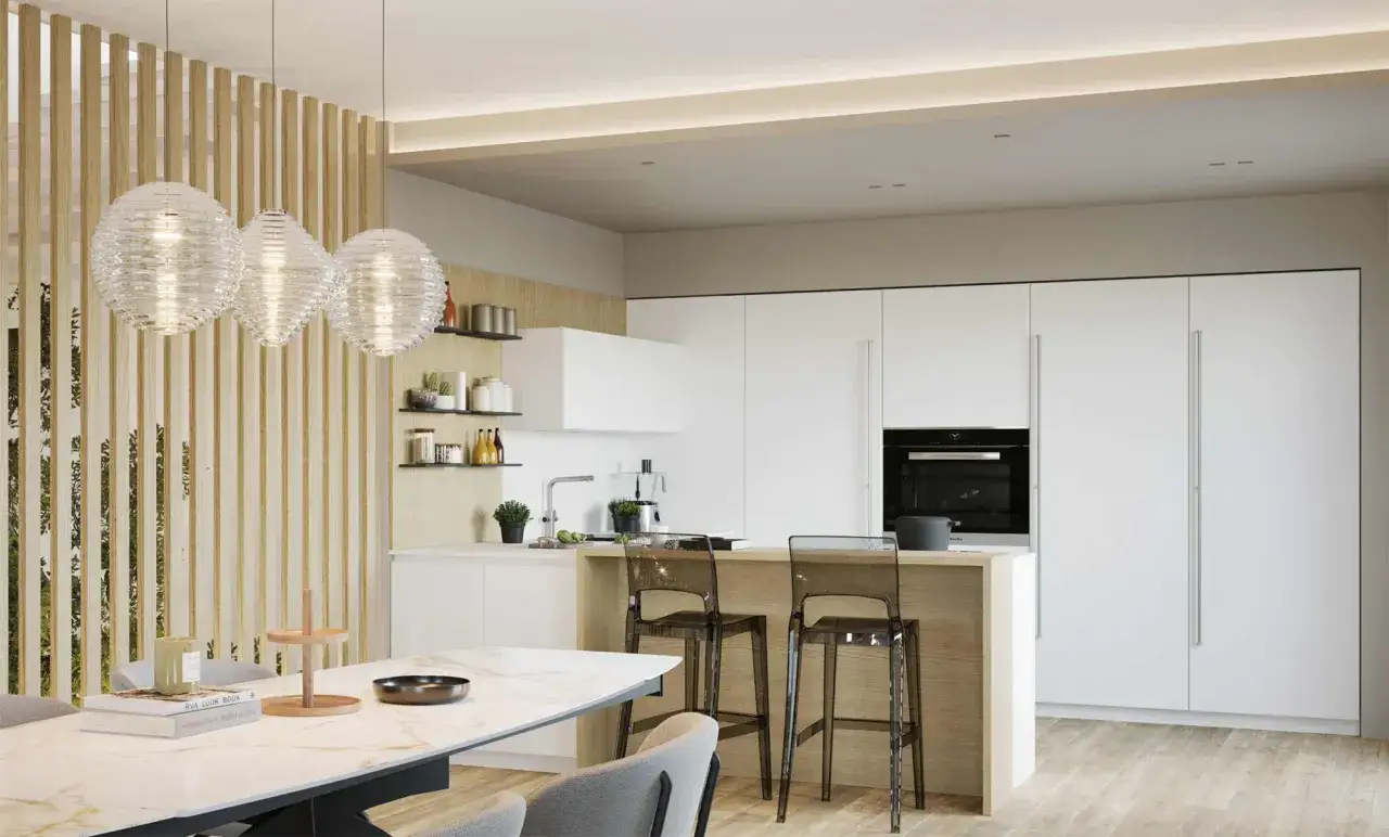 Un ampio open space moderno con cucina bianca, isola centrale con sgabelli trasparenti e un tavolo da pranzo in marmo.