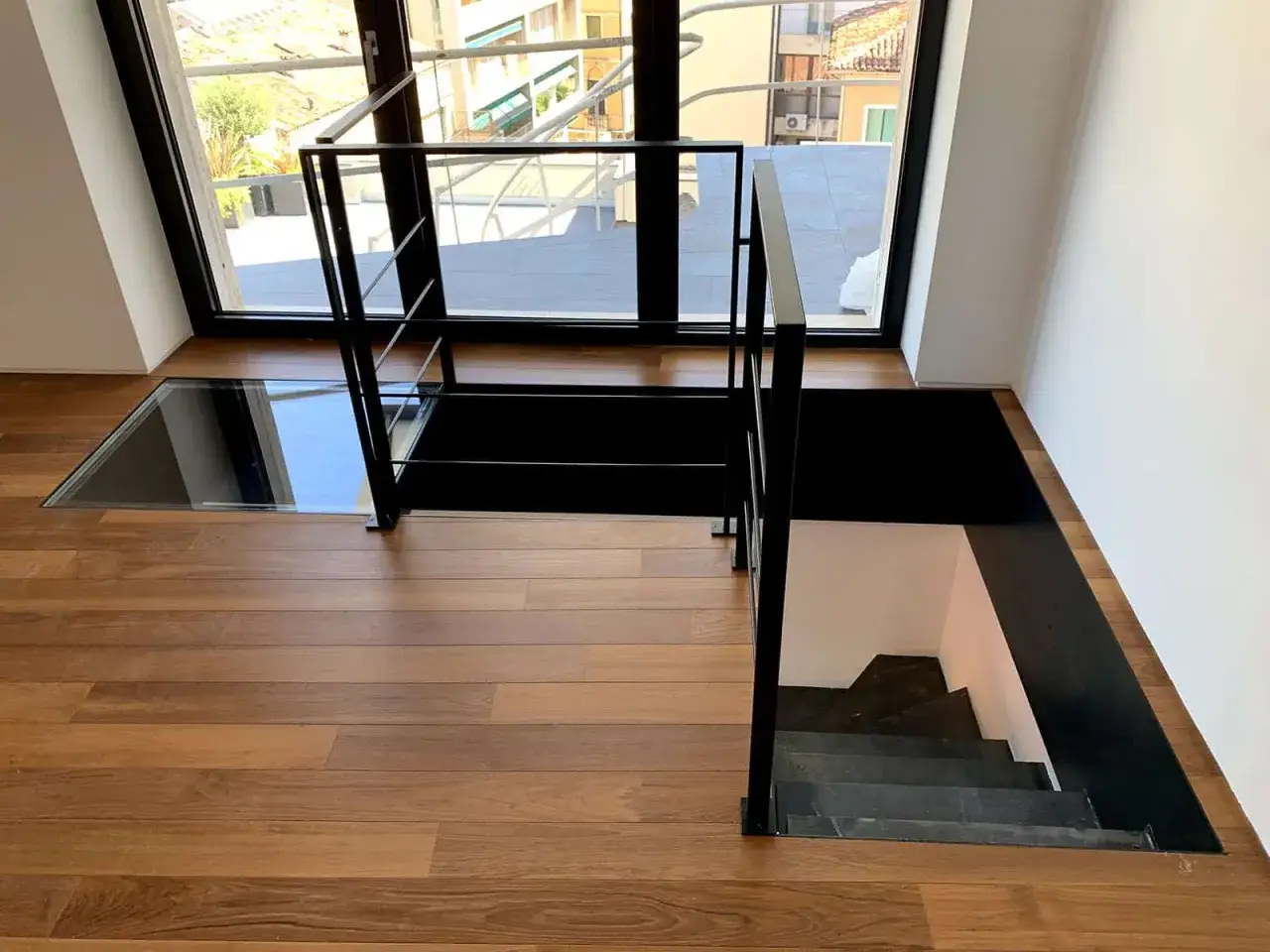 Moderne idee ringhiere scale interne: metallo nero e vetro per un design minimalista.