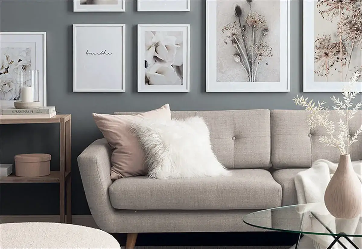 Galleria di quadri botanici e calligrafici: idee per soluzioni parete dietro divano.
