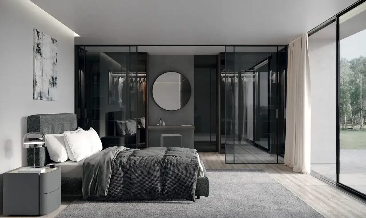 Camera da letto moderna con pareti grigie e bianche, letto king-size, cabina armadio a vista e grande finestra panoramica.