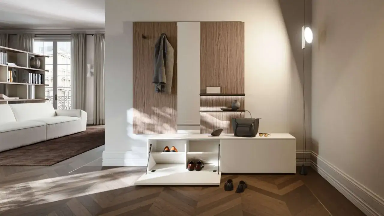 Moderna parete attrezzata per l'ingresso: appendiabiti, specchio, mensole e contenitore scarpe. Idee ingresso casa eleganti e funzionali.