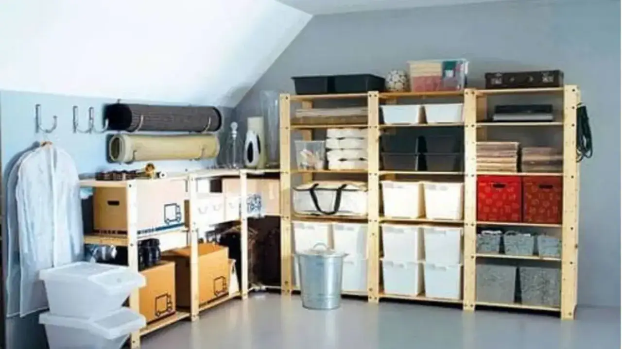 Ripostiglio ordinato con scaffali in legno pieni di scatole, contenitori e rotoli. Un esempio di come organizzare un ripostiglio in modo efficiente.