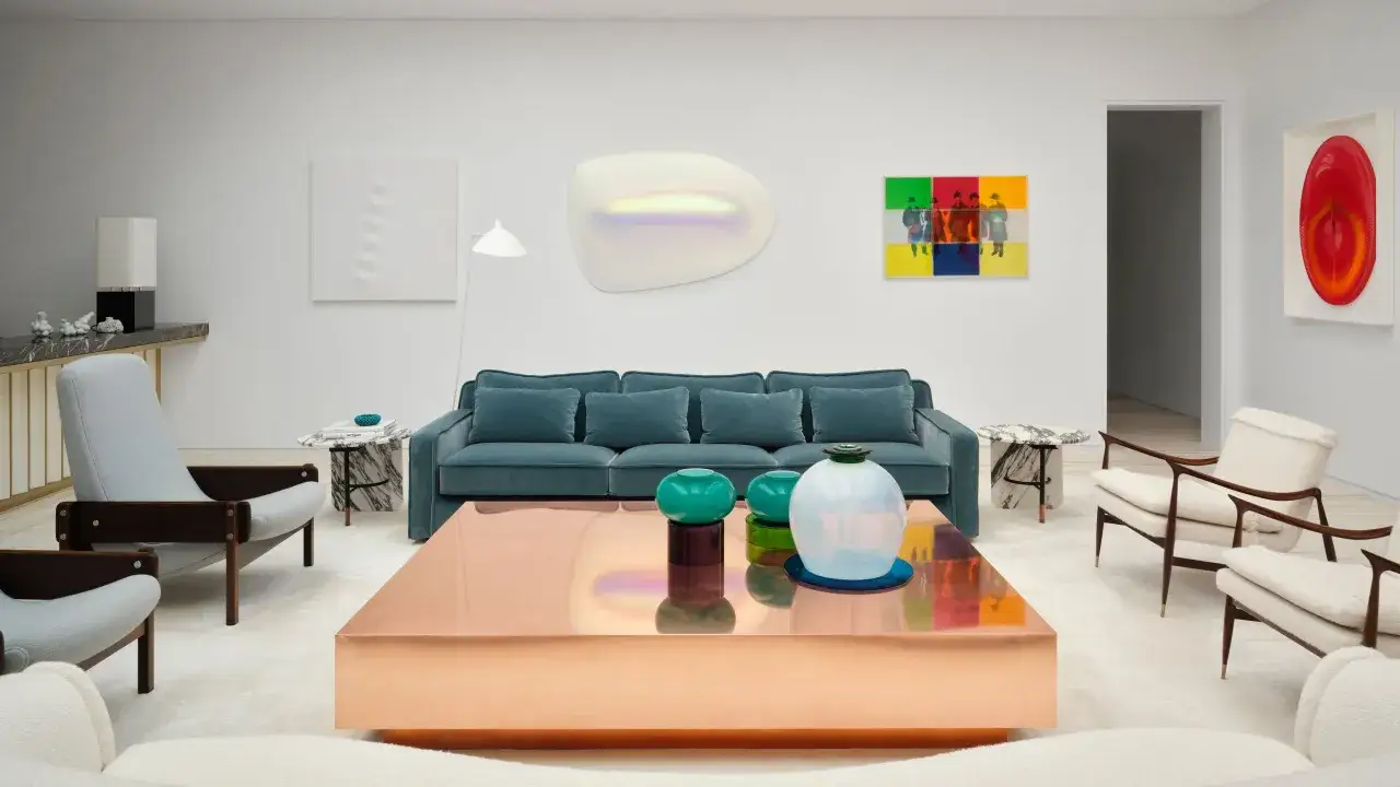 Eleganti soggiorni moderni con divano blu petrolio, tavolino in rame, sedie in bouclé e opere d'arte astratte.