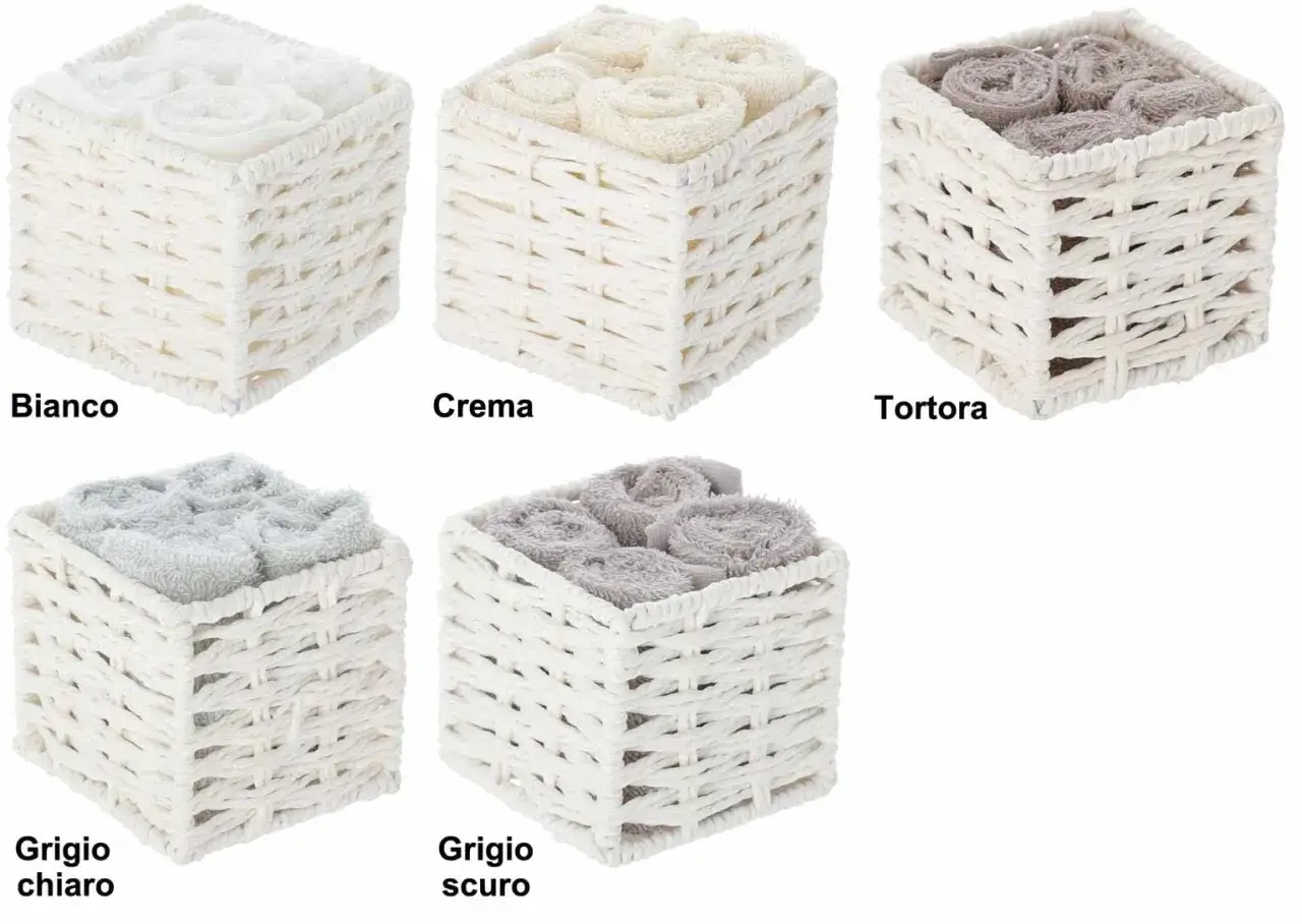 Cinque cesti intrecciati bianchi contengono lavette arrotolate in diverse tonalit&agrave;: bianco, crema, tortora, grigio chiaro e grigio scuro.