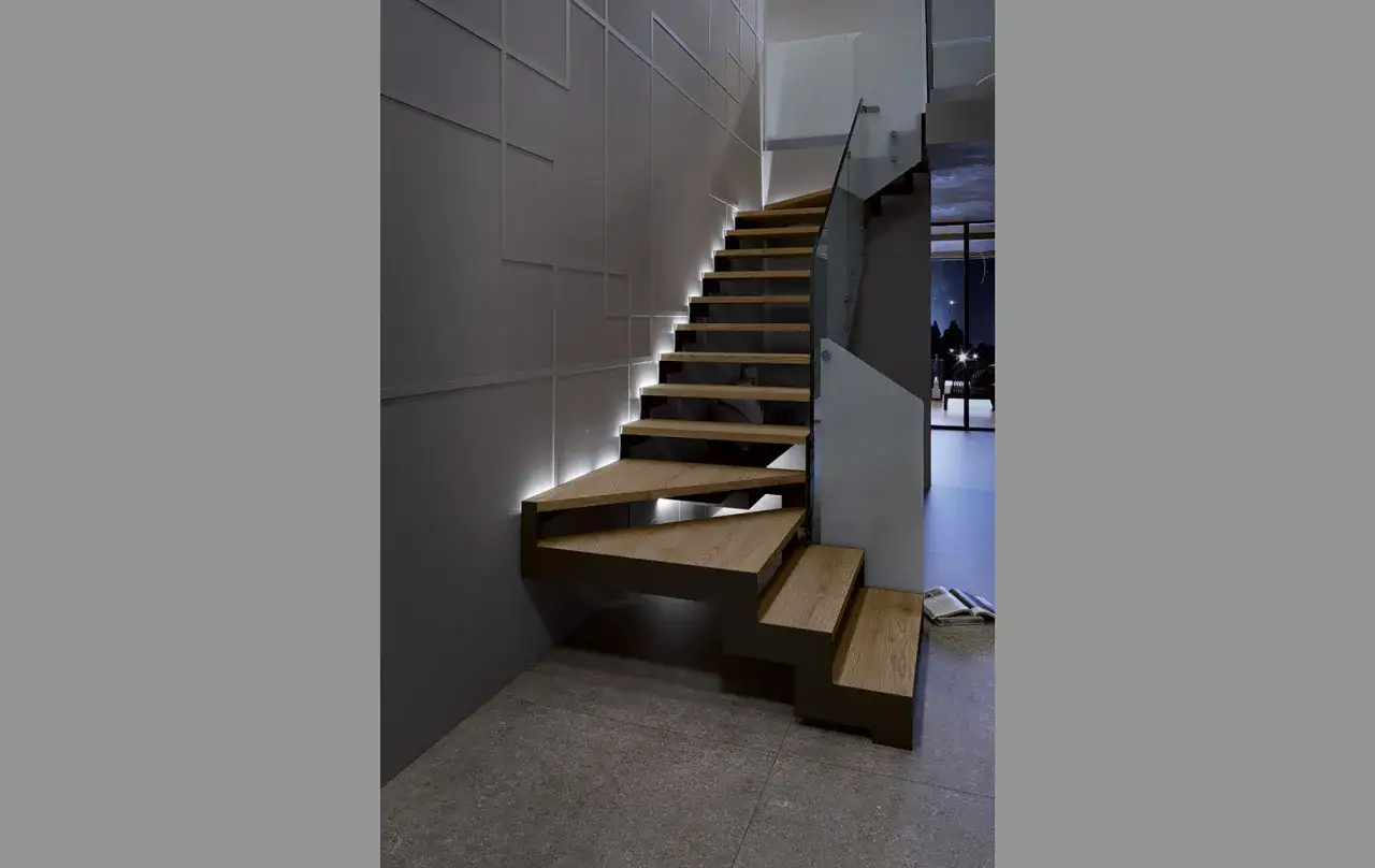 Moderna scala interna con gradini in legno e illuminazione a LED. Ottime idee pittura scala interna per un design minimalista.