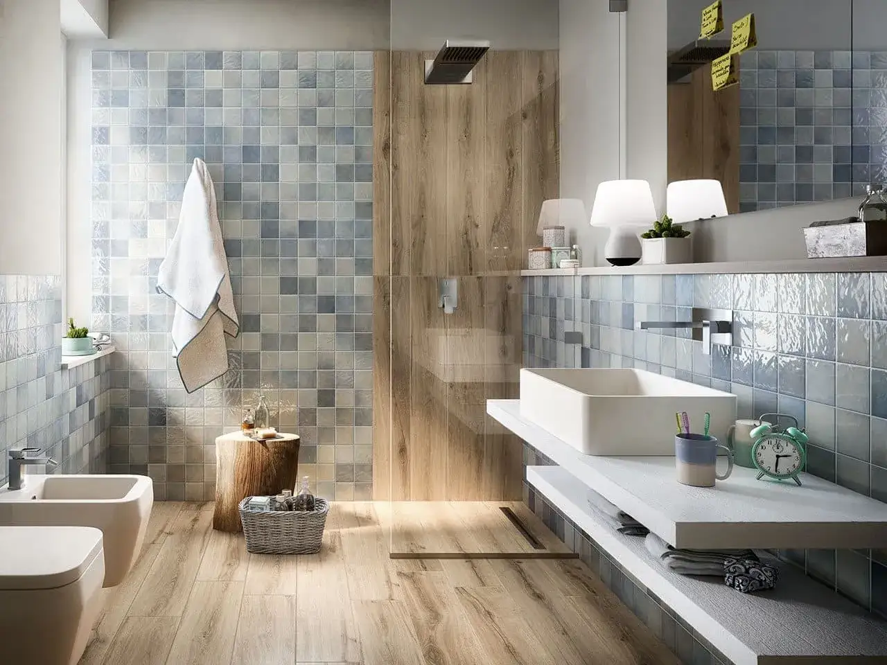 Un bagno rustico chic con piastrelle azzurre a mosaico, legno e sanitari moderni. Un'oasi di relax.