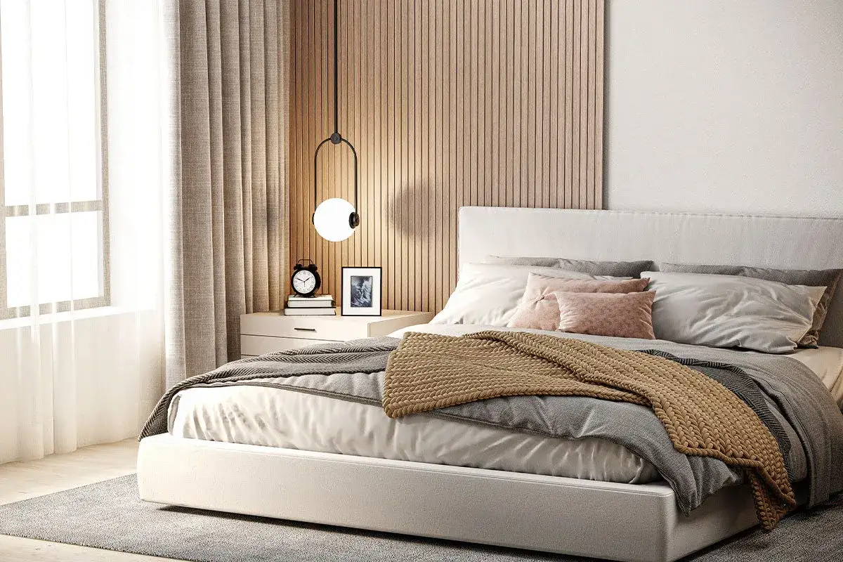 Moderna camera da letto con parete dietro letto idee in legno a listelli. Letto comodo con coperte morbide e cuscini rosa.