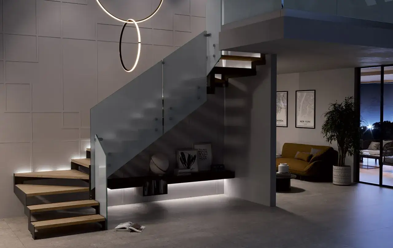 Moderne scale interne con gradini in legno e vetro, illuminate da luci LED e un lampadario circolare. Idee illuminazione scale interne per un ambiente sofisticato.