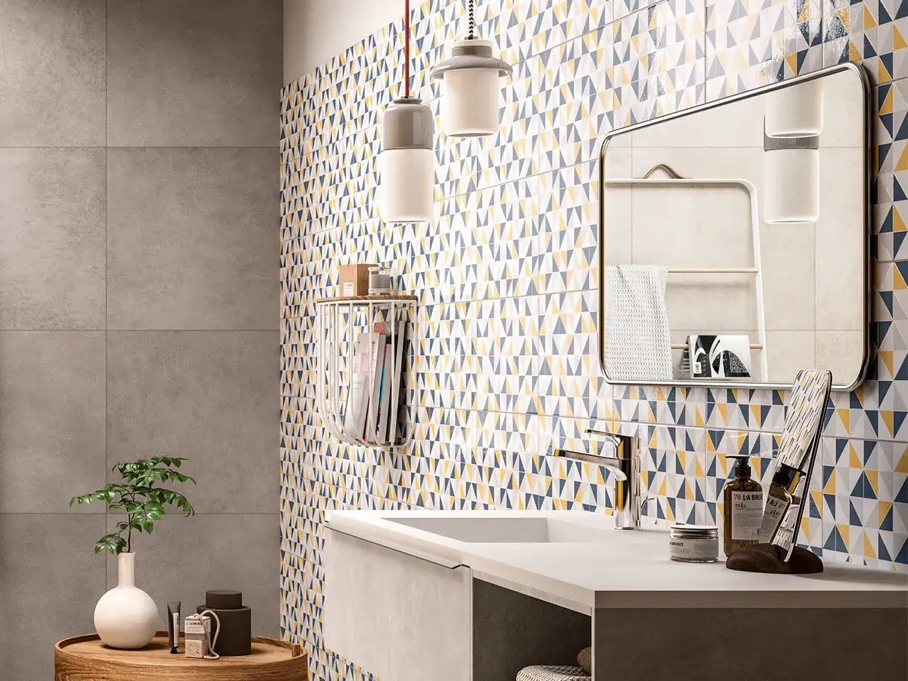 Bagno moderno con pareti decorate con piastrelle geometriche colorate. Un lavabo minimalista e un grande specchio completano l'arredo.