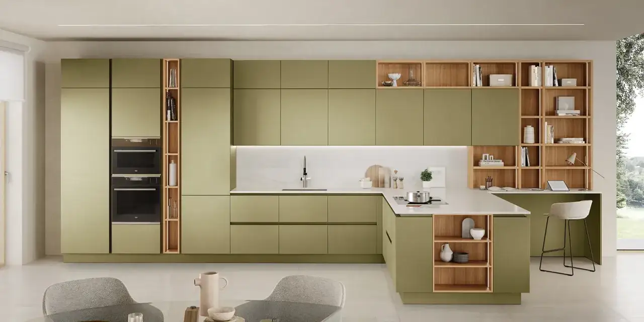Cucina moderna con eleganti pareti cucina verde oliva, pensili in legno e un'isola funzionale.