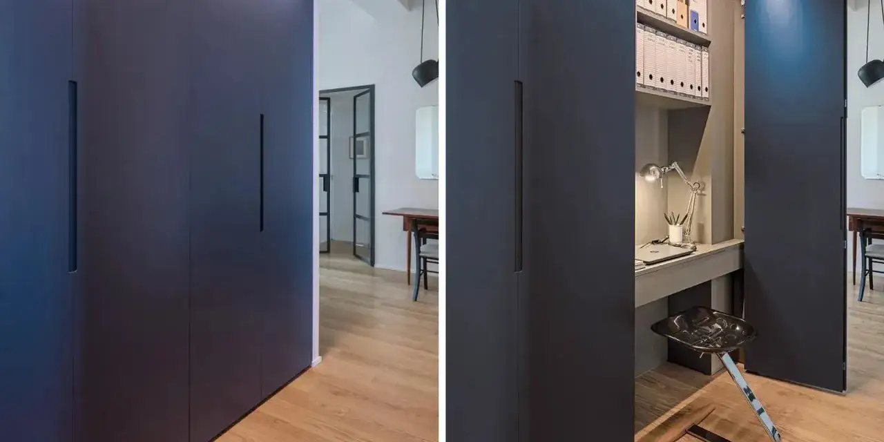 Arredamento studio casa: armadio blu scuro nasconde una postazione lavoro con scrivania, lampada e seduta.