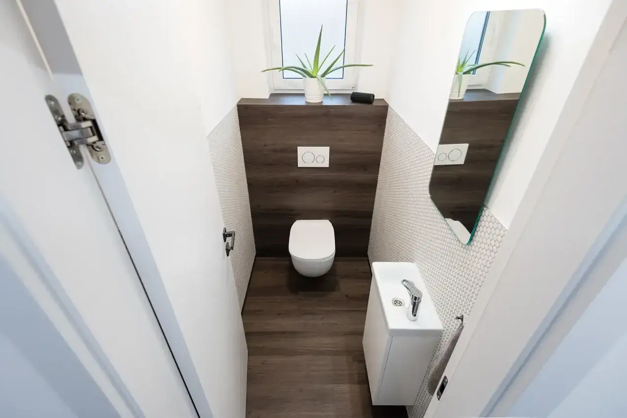 Bellissimi idee bagni piccoli: un WC sospeso, lavabo compatto e specchio sagomato su pareti con mosaico esagonale.