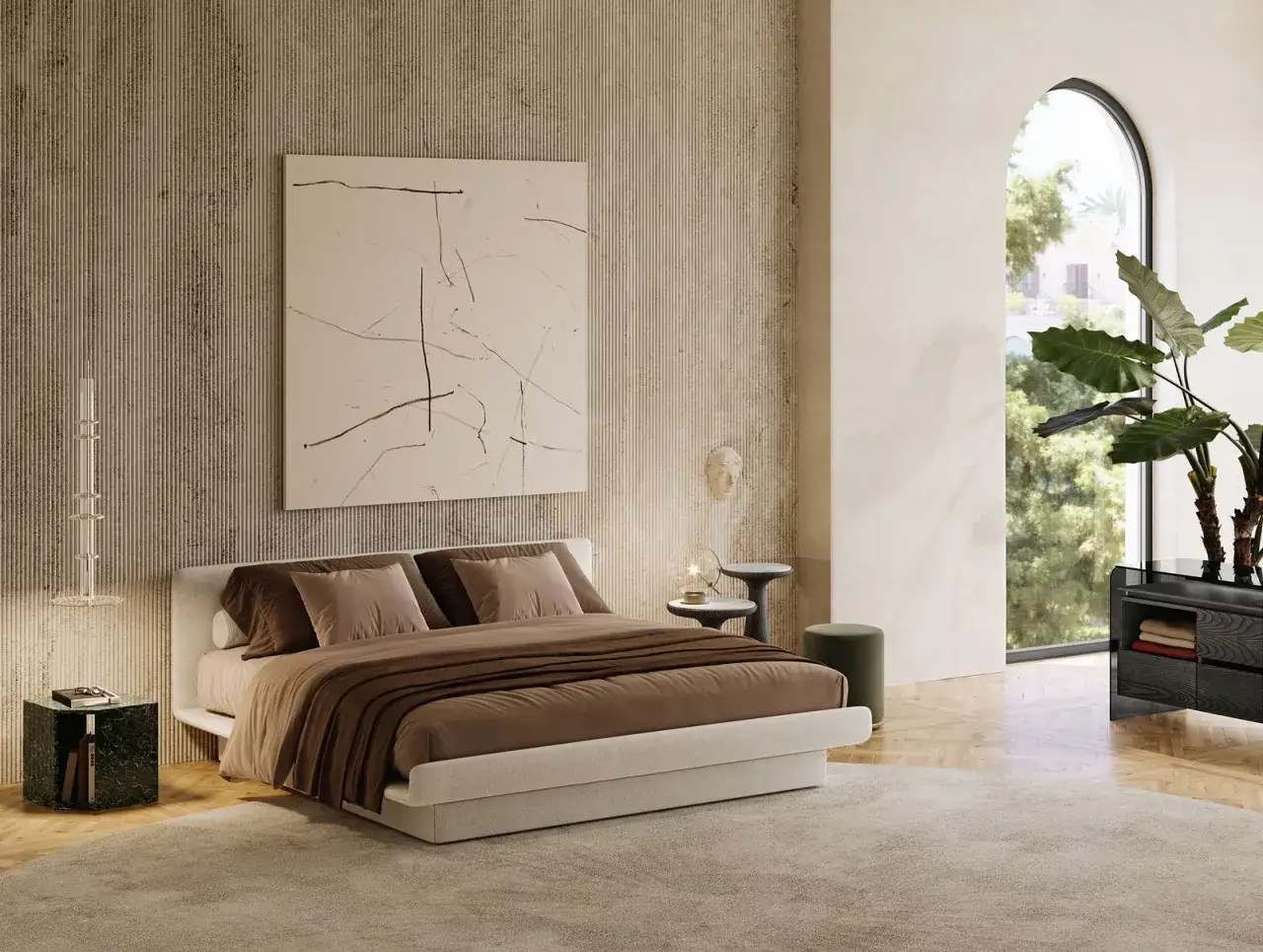 Camera da letto idee originali: letto moderno con testiera imbottita, opere d'arte astratte e un'ampia finestra ad arco con vista sul verde.