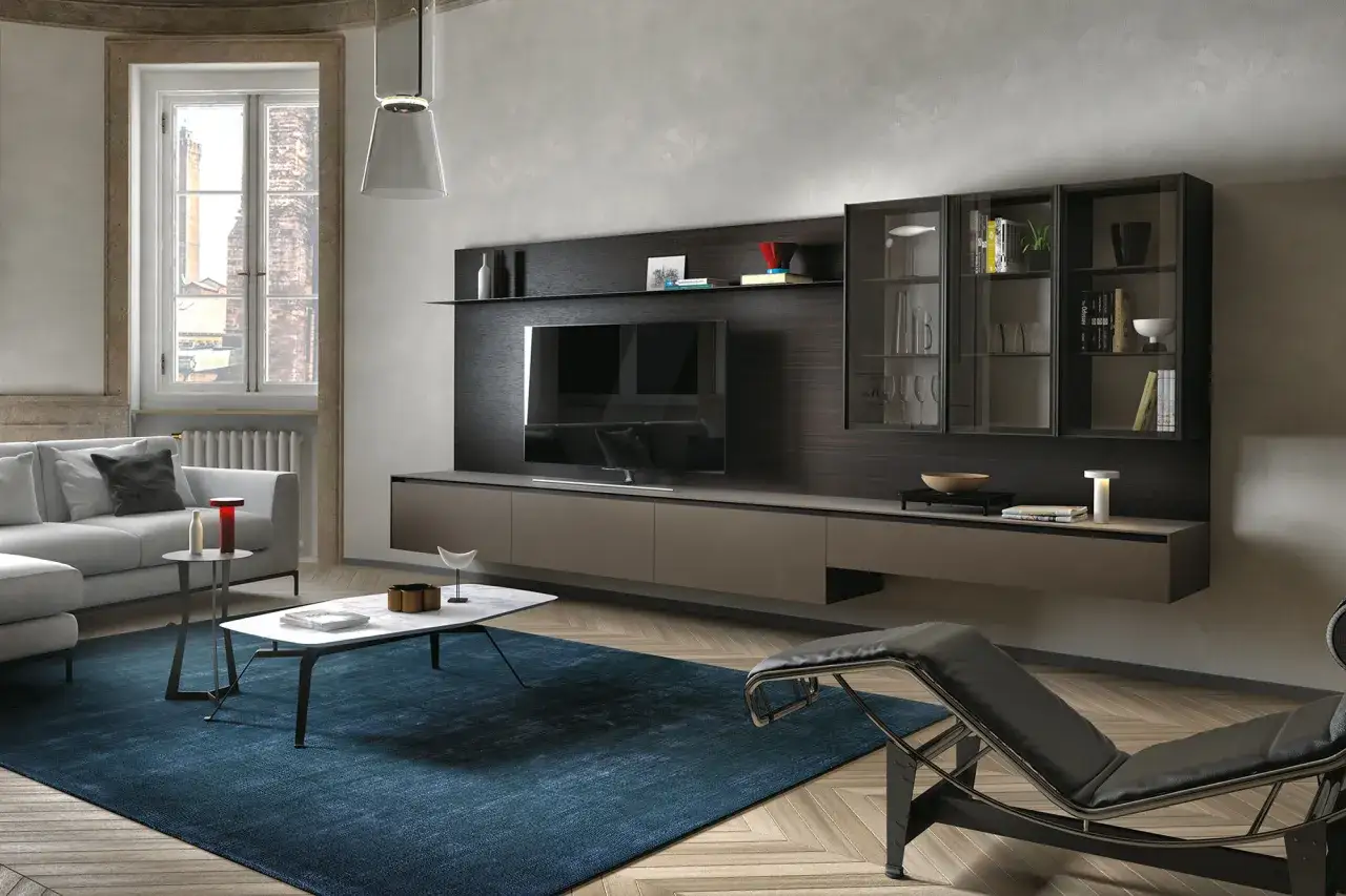 Elegante stanza grigia con divano, tavolino, chaise longue e mobile TV moderno.