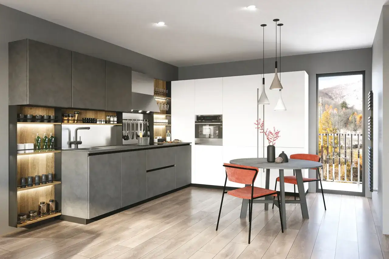 Elegante cucina grigio e legno con isola centrale, pensili in legno e piano in quarzo. Tavolo rotondo con sedie arancioni.
