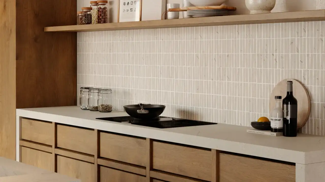 Moderne idee piastrelle cucina: un elegante paraschizzi a mosaico color sabbia con finitura in legno chiaro.