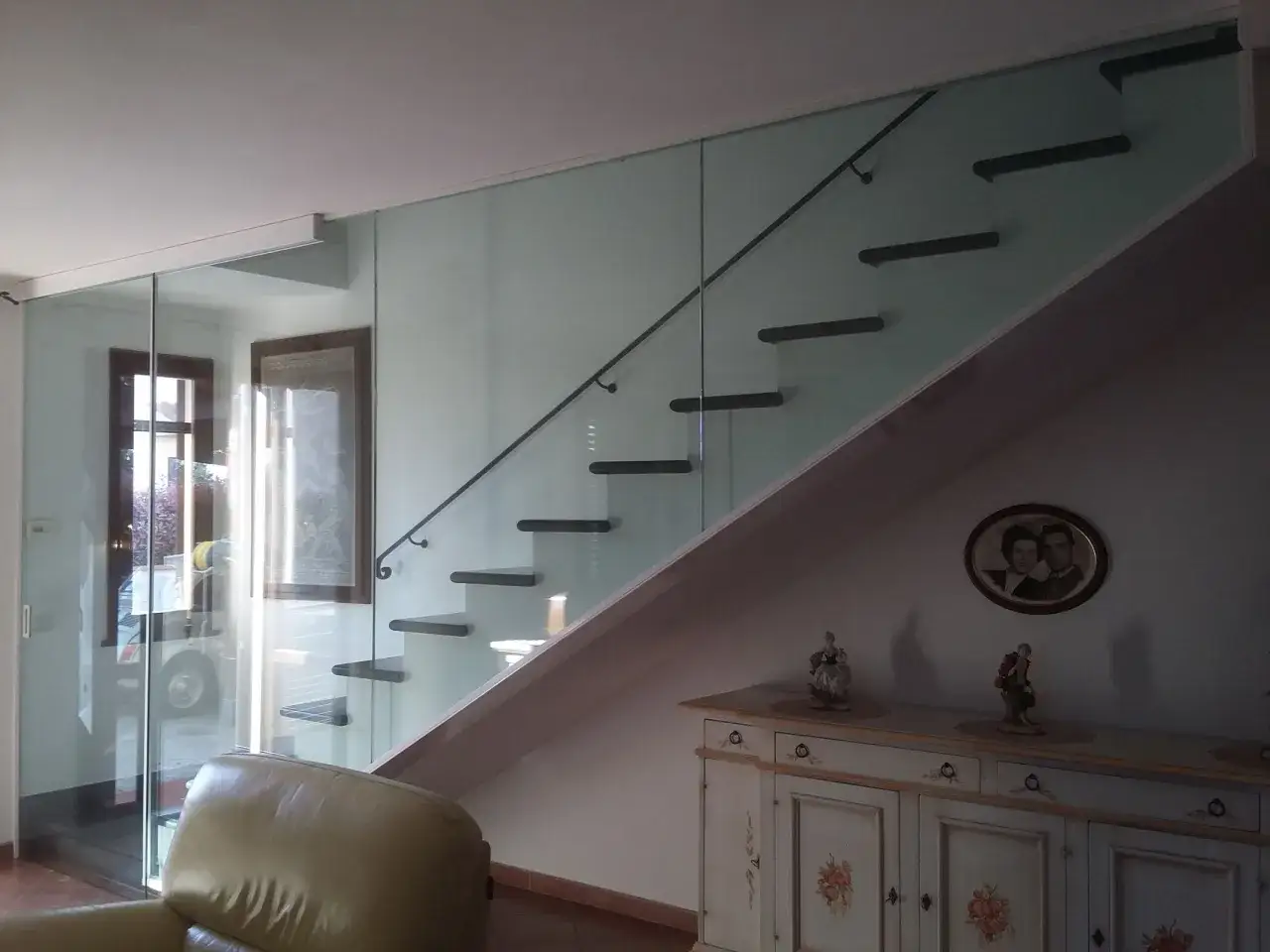 Eleganti soluzioni per chiudere scale interne con pannelli in vetro trasparente, creando un ambiente luminoso e moderno.