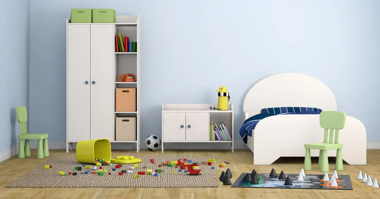 Cameretta con letto bianco, armadio, scaffali e tanti giochi sparsi. Idee cameretta Montessori per un ambiente stimolante e ordinato.