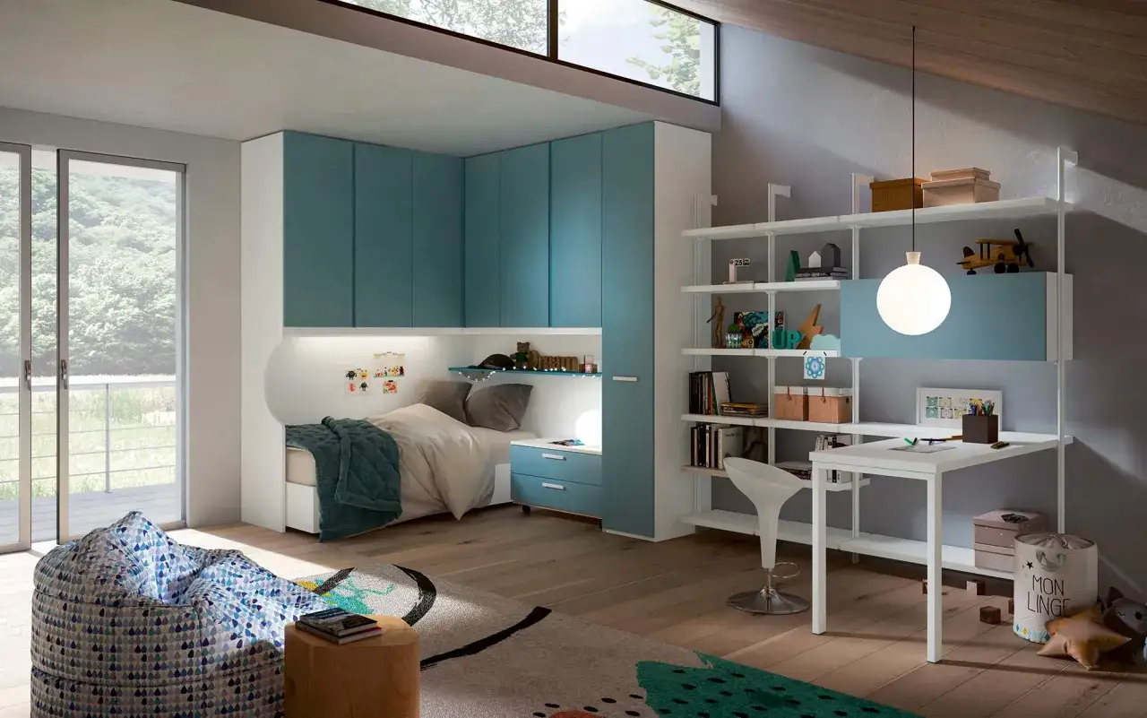 Arredare cameretta moderna con letto, armadi blu, scrivania e libreria. Un angolo accogliente per sognare e studiare.