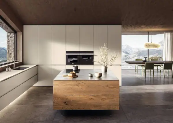 Elegante cucina bianca e legno naturale con isola centrale. Ampia finestra con vista panoramica sulle montagne.