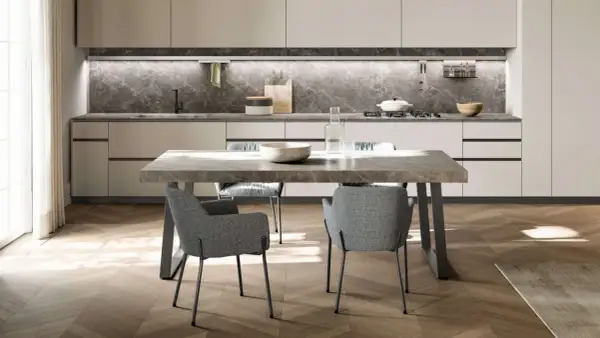 Tavolo moderno con piano in marmo e sedie grigie, ideale per un pranzo conviviale. Le dimensioni del tavolo sono perfette per 6 persone.