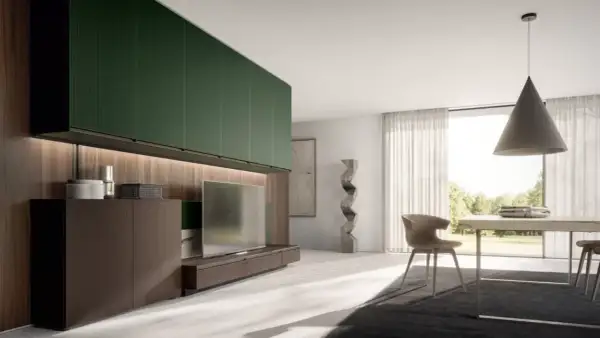 Soggiorno moderno con pensili verde foresta, mobile TV in legno scuro, scultura astratta e tavolo da pranzo con vista sul giardino.