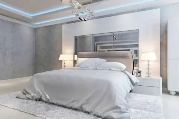 Testata letto moderna con pannelli in cartongesso e specchi, perfetta per idee camera da letto eleganti.