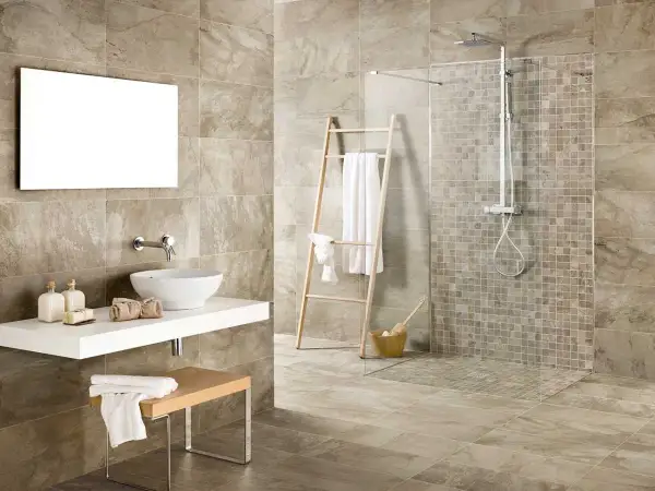 Bagno moderno con doccia senza piatto, lavabo a ciotola e specchio rettangolare. Asciugamani bianchi su scala di legno.