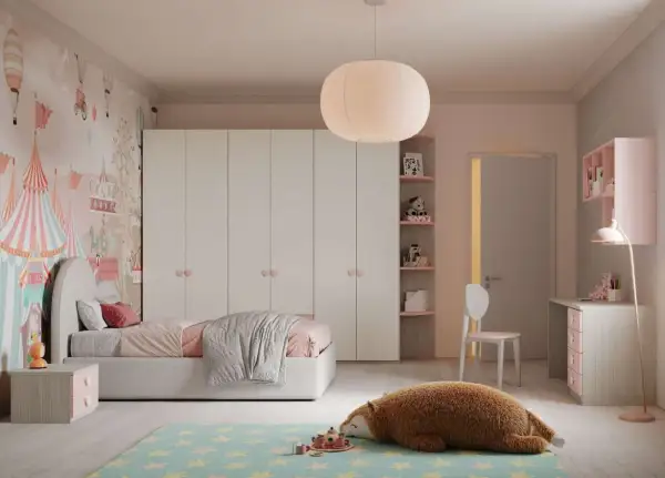 Camera ragazza aesthetic con carta da parati circense, letto rosa, armadio bianco e un peluche a forma di orso sul tappeto stellato.