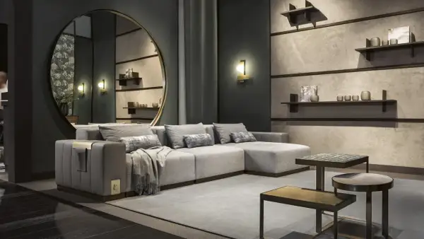 Moderne soluzioni parete dietro divano: un grande specchio rotondo e mensole minimaliste creano un ambiente elegante.