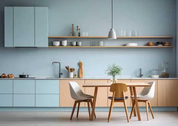 Cucina moderna con mobili azzurri e legno chiaro. I colori cucina creano un'atmosfera rilassante, con mensole a vista e un tavolo da pranzo.