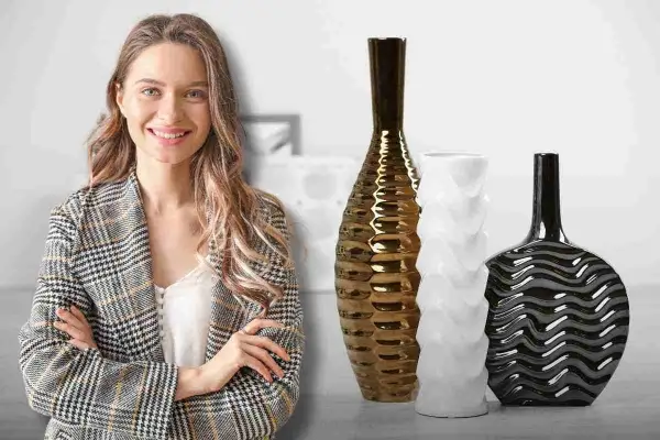 Donna sorridente con giacca a quadri accanto a vasi decorativi: idee per riempire vasi di vetro alti con stile moderno.