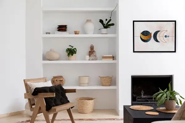 Idee per cosa mettere sulle mensole in camera da letto: vasi, piante, libri e decorazioni in stile boho chic.