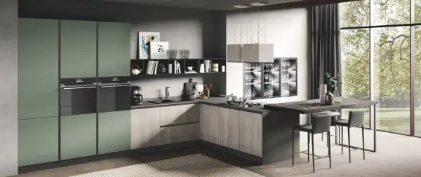 Elegante cucina due colori con ante verdi e finitura legno, isola con sgabelli e vista su un giardino lussureggiante.