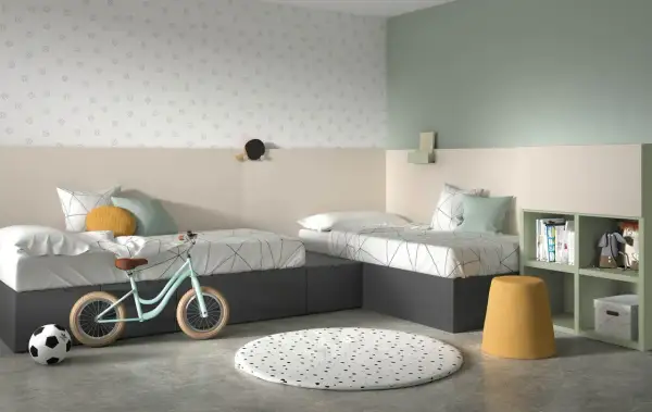 Soluzione cameretta piccola 2 letti: due letti singoli con contenitore, bici, pallone e libreria.