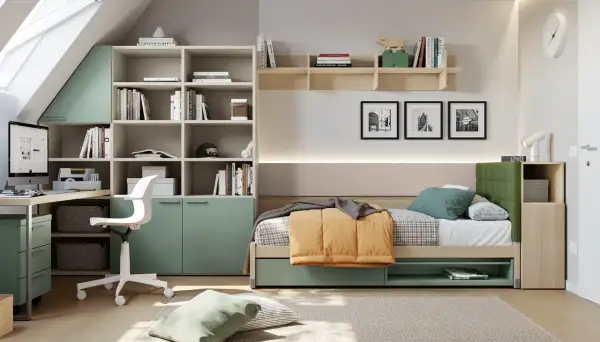 Soluzione moderna per arredare cameretta: letto con contenitore, scrivania, libreria e armadi verdi menta.