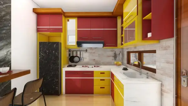 Cucina gialla e rossa con elettrodomestici moderni, piano di lavoro in marmo e un frigorifero nero con venature.