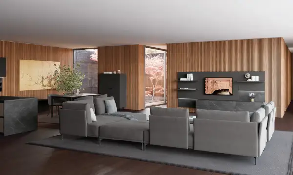 Un moderno soggiorno con un tavolo e divano vicini, pareti in legno e un giardino interno.