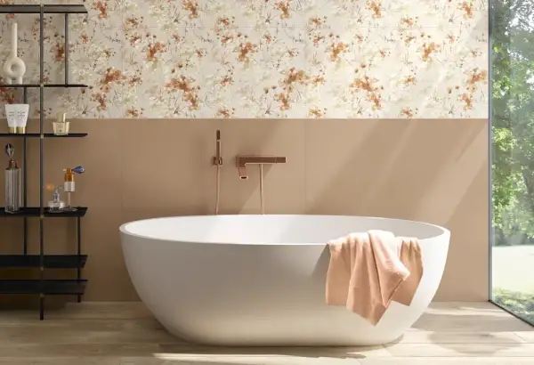 Bagno moderno con vasca freestanding e pareti decorate con eleganti maioliche floreali. Un'oasi di relax con idee bagno con maioliche.