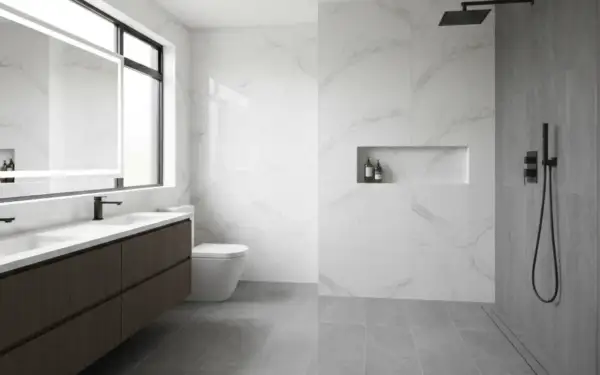 Bagni moderni con doccia a pavimento, doppio lavabo, specchio illuminato e nicchia portaoggetti.