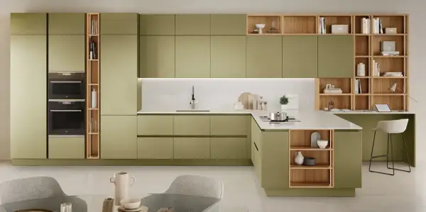 Elegante cucina verde e legno con isola, pensili a giorno e zona studio integrata.